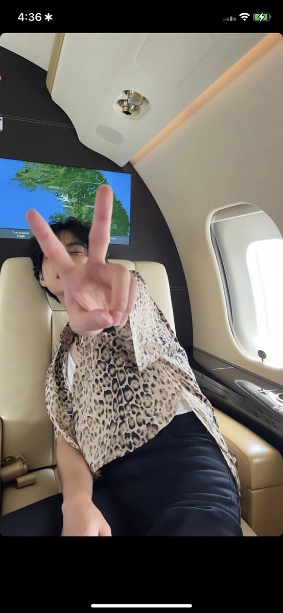 STUNNAK__'s tweet photo. taehyung just doing something to me rn 🤭 https://t.co/YY8n4bF24B