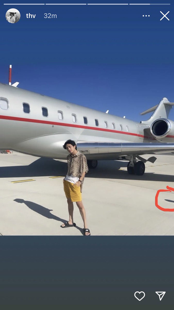 hourlybyme's tweet photo. Salfok, ini fotonya sebelahan ga sii sama” di sayap pesawatnya, bayangannya jg sama😭 mereka ngobrolin apa ya di dalem satu pesawat?🤔 
#TaehyungInParis 
#BonVoyageKimTaehyung 
#LisaAimeParis 
#LisaTaehyungBogumXCeline https://t.co/y0ye1FWo49