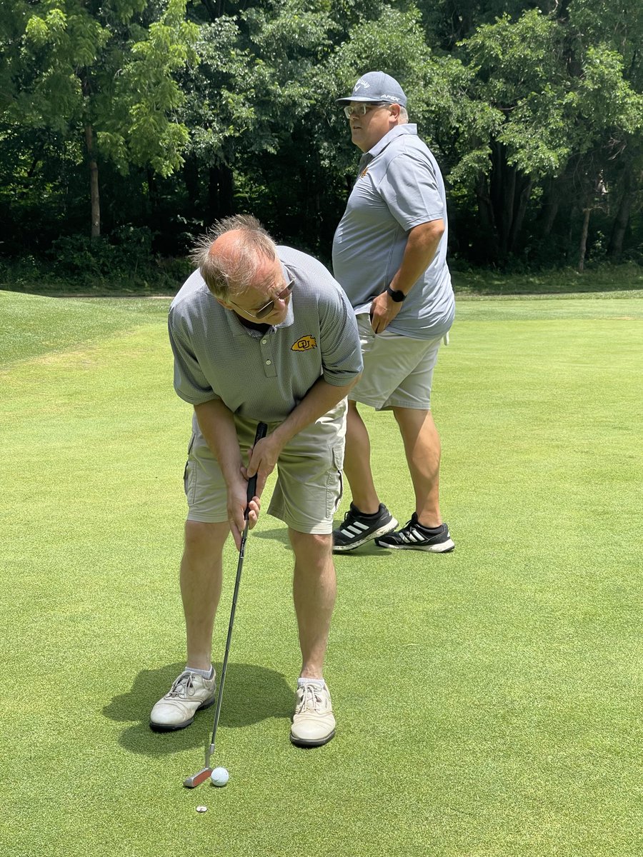 DocReggies's tweet photo. It was a great golf day and I enjoyed my time with these @OttawaU alums @BravesAthletics. So thankful for all the sponsors and support. Always a great day to be #OUBrave https://t.co/zoY7SDRWDY