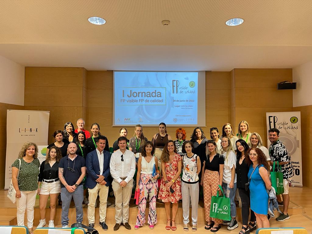 Patrysa10's tweet photo. Cerramos la "I Jornada FP visible, FP de calidad"
Máster class de grandes profesionales 🥇
#Gala #FPTalentShow
Evaluación del proyecto y muchas
#emociones #aprendizajes #trabajoenequipo #misalumnxslxsmejores  #fpvisiblefpdecalidad 
Gracias @jmcriado
@malaga @InniciaAnd @InfoUMA https://t.co/HeJuhBlcUp