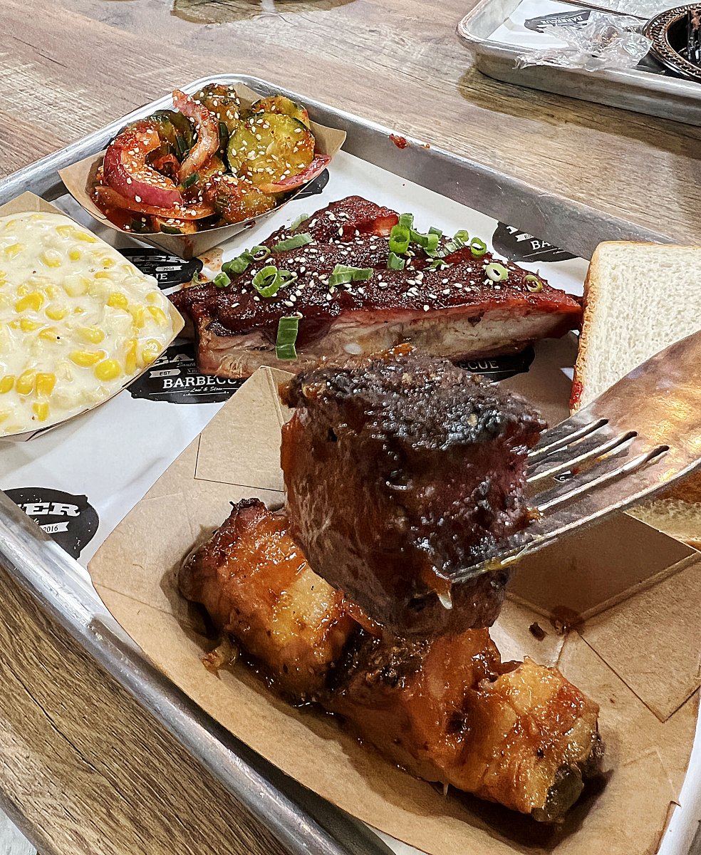 adventurelemon7's tweet photo. Gochujang ribs, peach bourbon-glazed pork belly burnt ends & boozy banana pudding from Eaker Barbecue. These might be the best burnt ends I've ever tasted. https://t.co/CPfBDjMKgz
#fredericksburg #restaurants #eaker #eakerbbq #texasdining #texasbbq #texastravel #adventurelemon🍋 https://t.co/2zvEi8Njpl