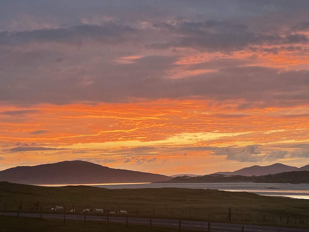 McLarnoni's tweet photo. Cracking #sunset over Taransay from Seilebost, stunning https://t.co/S8mxjROF9d