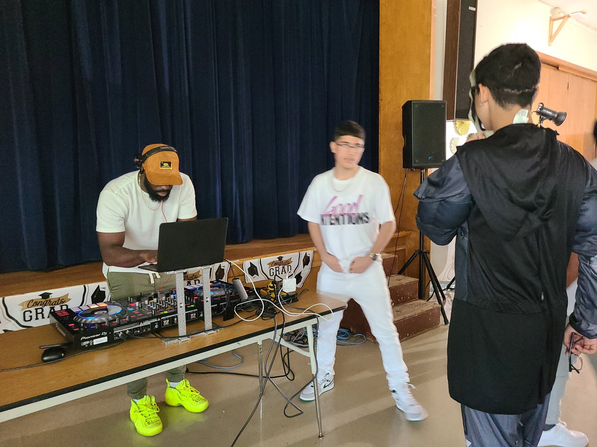CH_BestMS's tweet photo. Grade 8 Dance #Endoftheyear #graduatingclasses #Rhythmandmovement #HeyDJPlayThatSong @teacheresb @LC2_TDSB https://t.co/9OmZSuxOuj