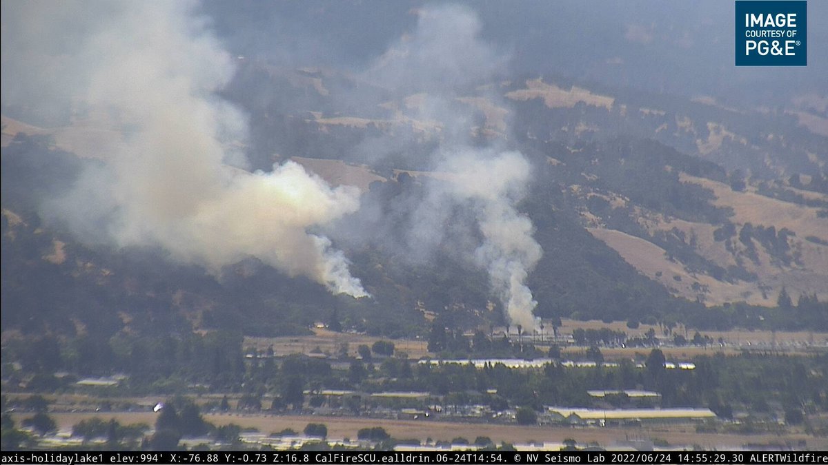 CAFireScanner's tweet photo. #HaleFire (#Coyote, Santa Clara Co) - AA460 overhead reporting 2 acres in grass & oak woodland w/ moderate rate of spread at the toe of slope. IC requesting Sheriff's for evacuations on San Bruno Ave west of Mantre Rd, structures @ the top of the hill. 5 addl engines ordered. https://t.co/zWAQjhygFj