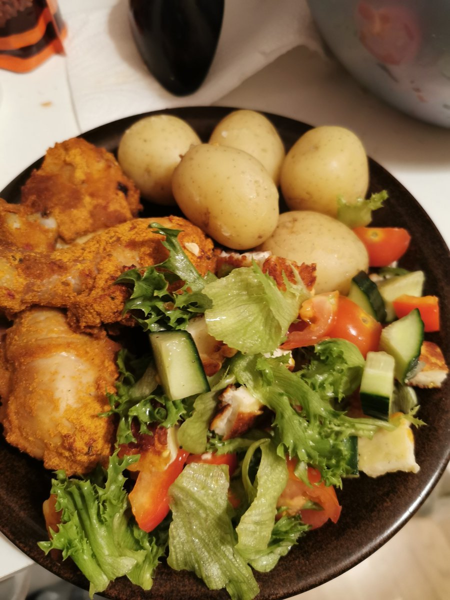 Used to order food nonstop. Have been trying to eat healthier and cook more food. Whatcha guys think?

Next goal is to drag myself back to the gym. I used to lift for like 6-7years and completely stopped about 3,5years ago. 💪