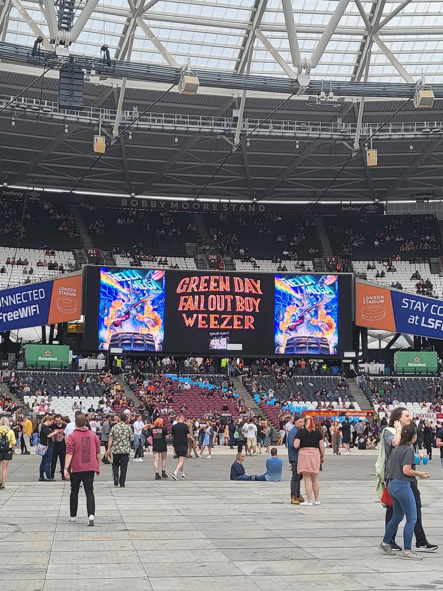 We are here #hellamegatour <a href="/GreenDay/">Green Day</a> <a href="/Weezer/">weezer</a> on the pitch of the #mightyhammers #wearemassive going to be a brilliant night
