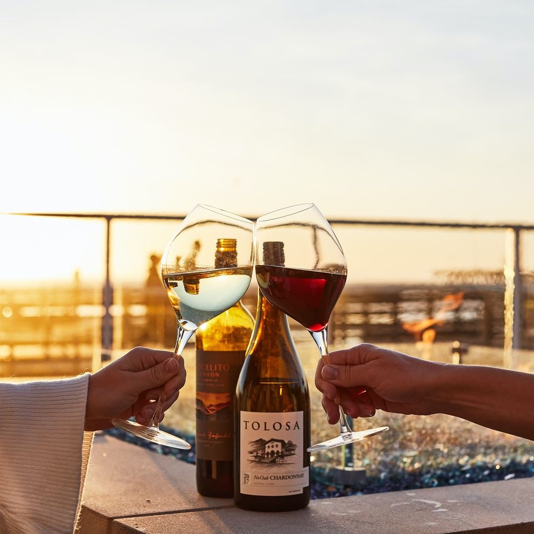 Toes in the sand and a glass of wine in your hand. With #SLOCAL Wine Country just 20 minutes from the beach, you can go stand up paddle boarding in the morning and wine tasting in the afternoon. Sign us up!!

📍: Pismo Beach
📸: IG/somersetgrillpismo