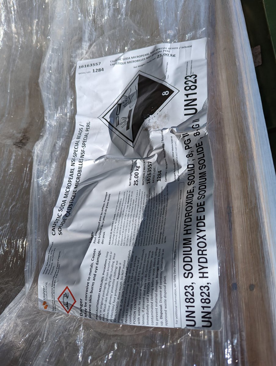 Original_ge's tweet photo. @UnivarSolutions hi, I'm wondering if you could tell me who bought this from you. they dumped an empty pallet on my driveway and I'd like for them to come pick it up. thanks. https://t.co/PNnc5evcbN