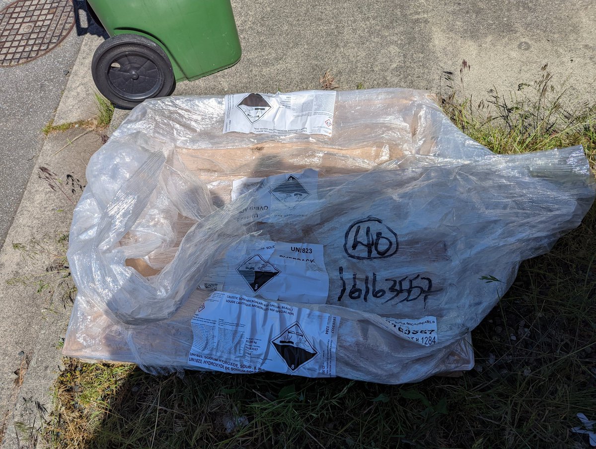 Original_ge's tweet photo. @UnivarSolutions hi, I'm wondering if you could tell me who bought this from you. they dumped an empty pallet on my driveway and I'd like for them to come pick it up. thanks. https://t.co/PNnc5evcbN