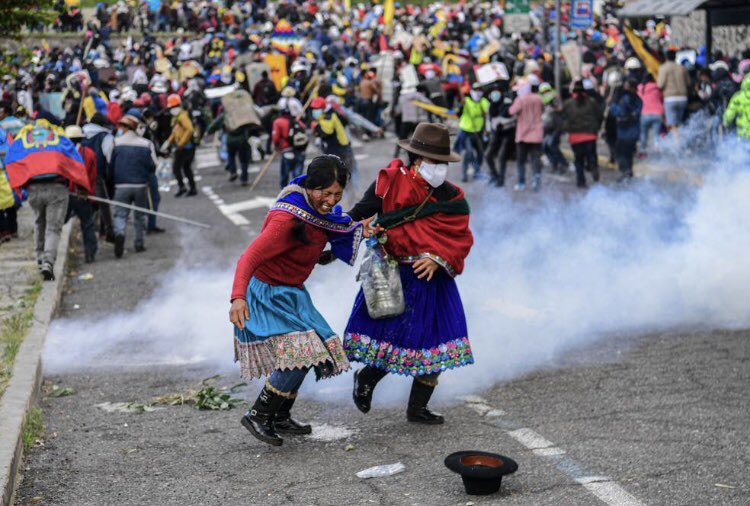 FisicoImpuro's tweet photo. Así como el mundo volteó sus ojos hacia Colombia cuando Iván Duque acribilló a su pueblo, hoy debemos ver cómo el presidente de Ecuador está haciendo lo mismo con su propio pueblo. https://t.co/ise7zvqBbO