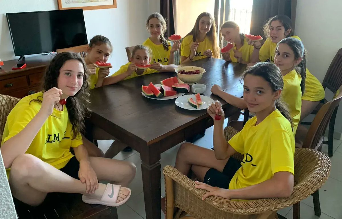 BasketAlmeda's tweet photo. #CopaDeEspañaAlevin🏆

👉🏻 Dues victòries del Mini 1 femení a la Copa d'Espanya davant @FemeninoBurgos i @marianistas_zgz.

💯 Les nostres noies també estan gaudint de les instal·lacions i els apartaments a la platja. 
Demà, quarts de final davant @CasademontZGZ.
Sort!👏🏻 https://t.co/Eb38YNf9JT