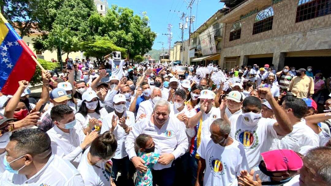 adbernabe's tweet photo. Desde junio de 2020 existen unos con incontinencia verbal insultándome, pero no les he respondido ni lo haré. Decidí aspirar la Presidencia de la República con la militancia, la bandera y la tarjeta BLANCA de #AcciónDemocrática para hacer un gobierno amplio, sin odios ni rencores https://t.co/iRwveBeQmG