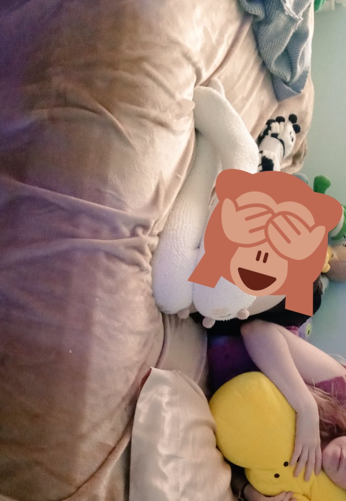 LocalPigFarmer's tweet photo. Found my high school feet content. 
Reselling for triple mwuahahaha👿

Feet·content·footfetish·feet worship https://t.co/ms7Rt9IFFc