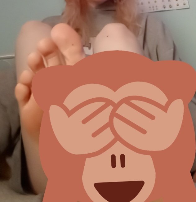 LocalPigFarmer's tweet photo. Found my high school feet content. 
Reselling for triple mwuahahaha👿

Feet·content·footfetish·feet worship https://t.co/ms7Rt9IFFc