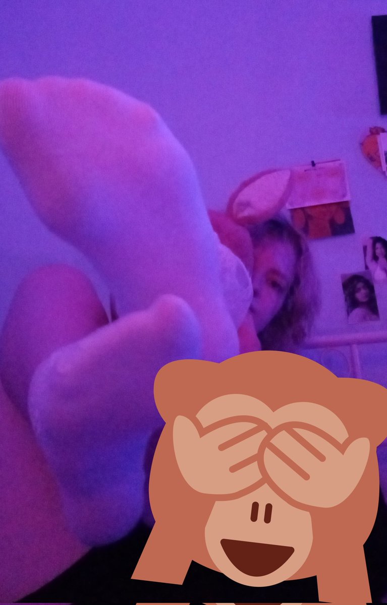 LocalPigFarmer's tweet photo. Found my high school feet content. 
Reselling for triple mwuahahaha👿

Feet·content·footfetish·feet worship https://t.co/ms7Rt9IFFc