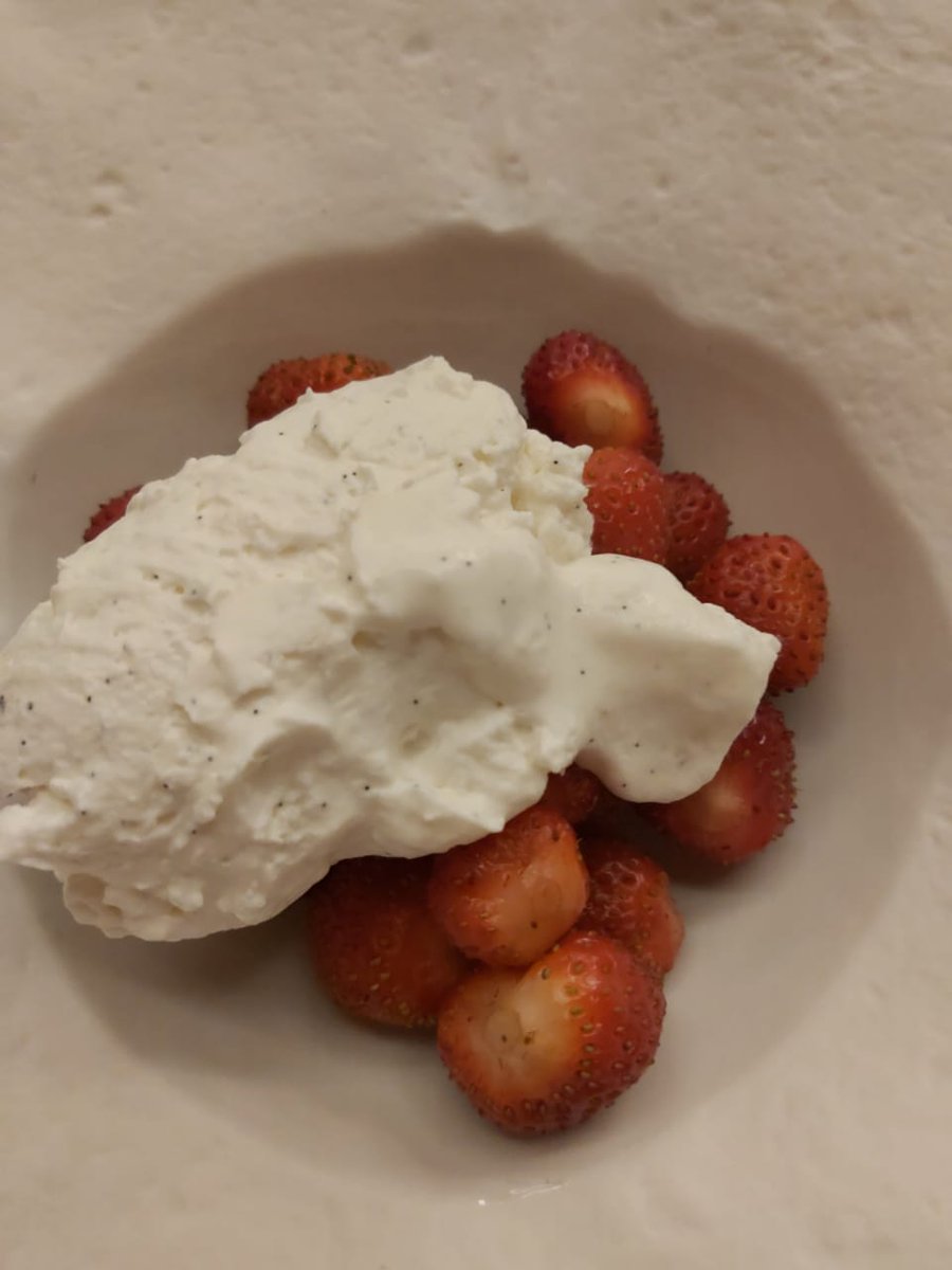 Fresas con chantillí. Que cosa más simple y rica. En <a href="/abarra_res/">Restaurante A' Barra</a>