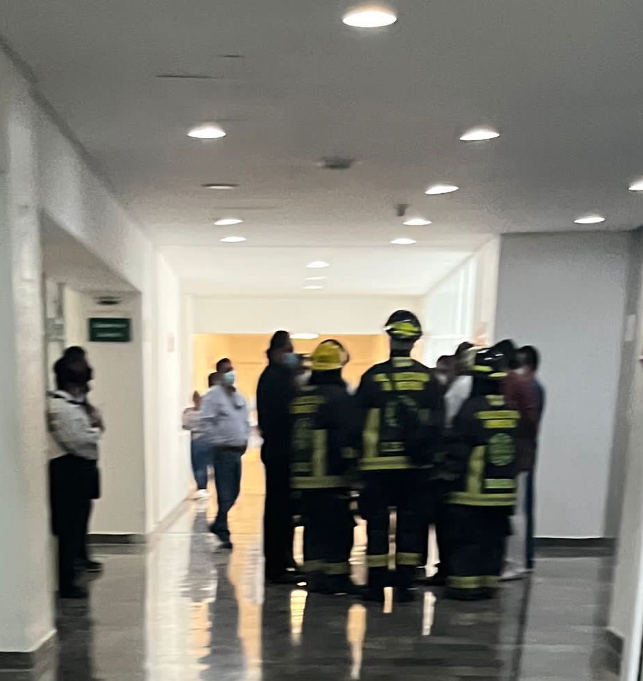 GenovevaHuerta's tweet photo. Tenía que caerse el único elevador que servía en el hospital de #LaMargarita de @Tu_IMSS 🤬

En la @Mx_Diputados exigiré la renuncia de María Aurora Treviño García, delegada del @Imss_Pue y de Sergio Herrera @SrioGralSNTSS1 

Pido atención médica para los lesionados @zoerobledo😡 https://t.co/XBv16iHnOw