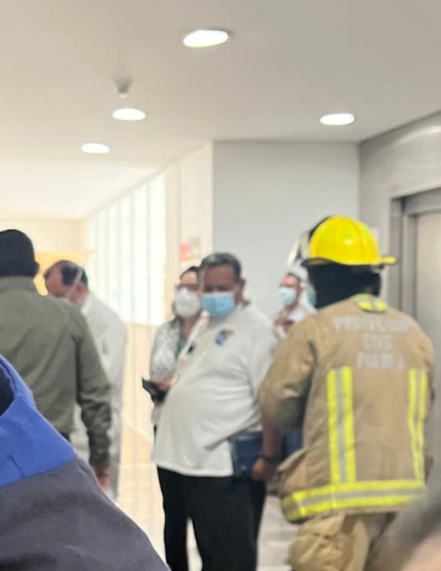 GenovevaHuerta's tweet photo. Tenía que caerse el único elevador que servía en el hospital de #LaMargarita de @Tu_IMSS 🤬

En la @Mx_Diputados exigiré la renuncia de María Aurora Treviño García, delegada del @Imss_Pue y de Sergio Herrera @SrioGralSNTSS1 

Pido atención médica para los lesionados @zoerobledo😡 https://t.co/XBv16iHnOw