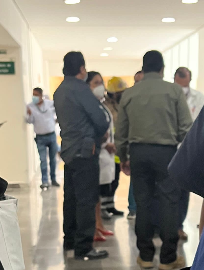 GenovevaHuerta's tweet photo. Tenía que caerse el único elevador que servía en el hospital de #LaMargarita de @Tu_IMSS 🤬

En la @Mx_Diputados exigiré la renuncia de María Aurora Treviño García, delegada del @Imss_Pue y de Sergio Herrera @SrioGralSNTSS1 

Pido atención médica para los lesionados @zoerobledo😡 https://t.co/XBv16iHnOw