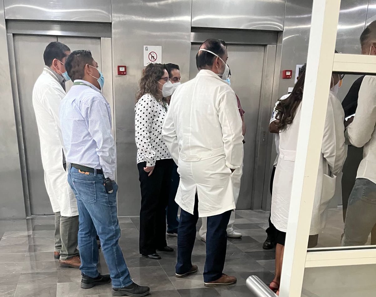 GenovevaHuerta's tweet photo. Tenía que caerse el único elevador que servía en el hospital de #LaMargarita de @Tu_IMSS 🤬

En la @Mx_Diputados exigiré la renuncia de María Aurora Treviño García, delegada del @Imss_Pue y de Sergio Herrera @SrioGralSNTSS1 

Pido atención médica para los lesionados @zoerobledo😡 https://t.co/XBv16iHnOw