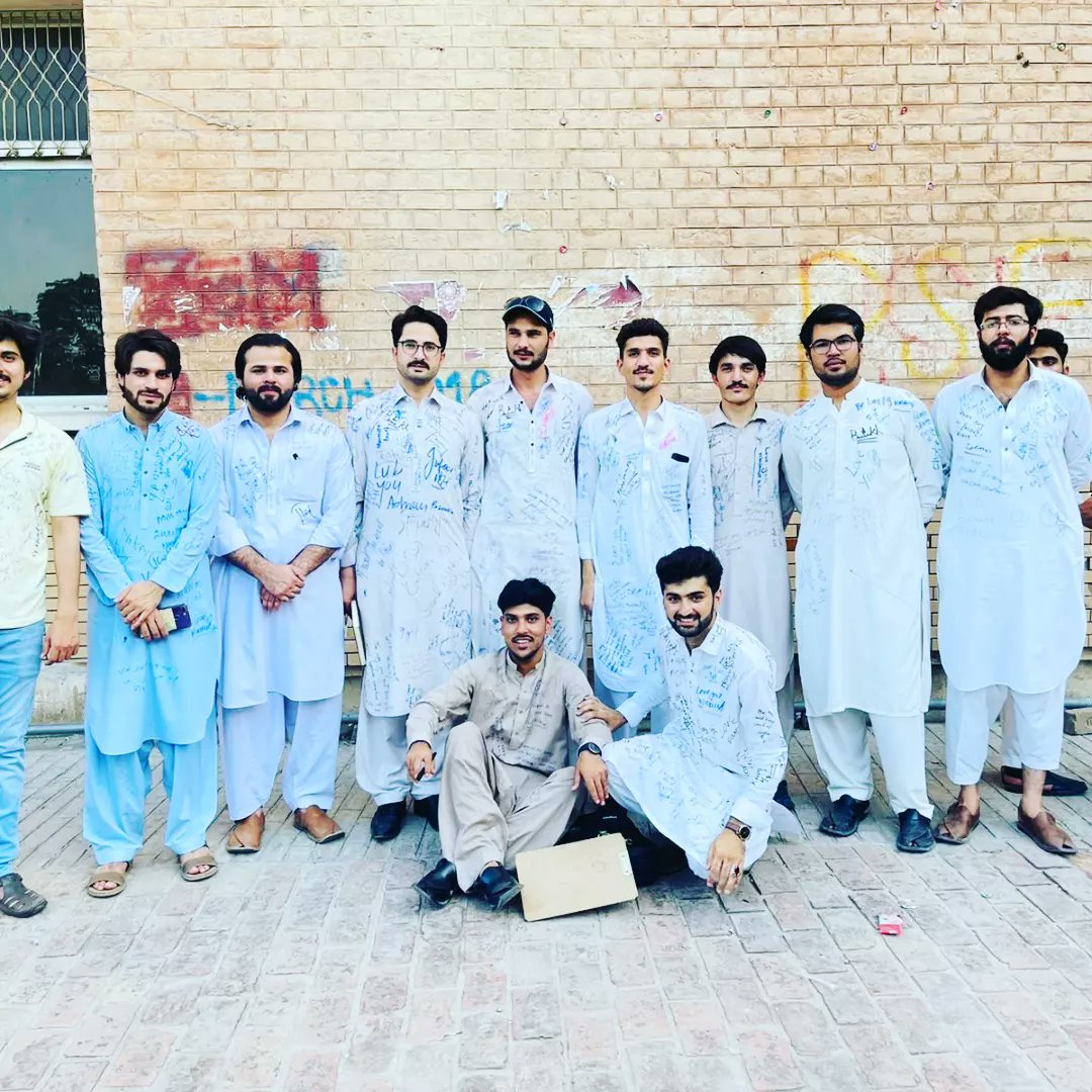 _Qamarullah_'s tweet photo. مسافر ہیں ہم بھی مسافر ہو تم بھی
کسی موڑ پر پھر ملاقات ہوگی
Alhamdulillah successfully graduated from BS Political Science University of Peshawar, Unofficially
#Batch2018___2022
#withclassmates ❤
#endofunivesitylife https://t.co/76dcteu0hm