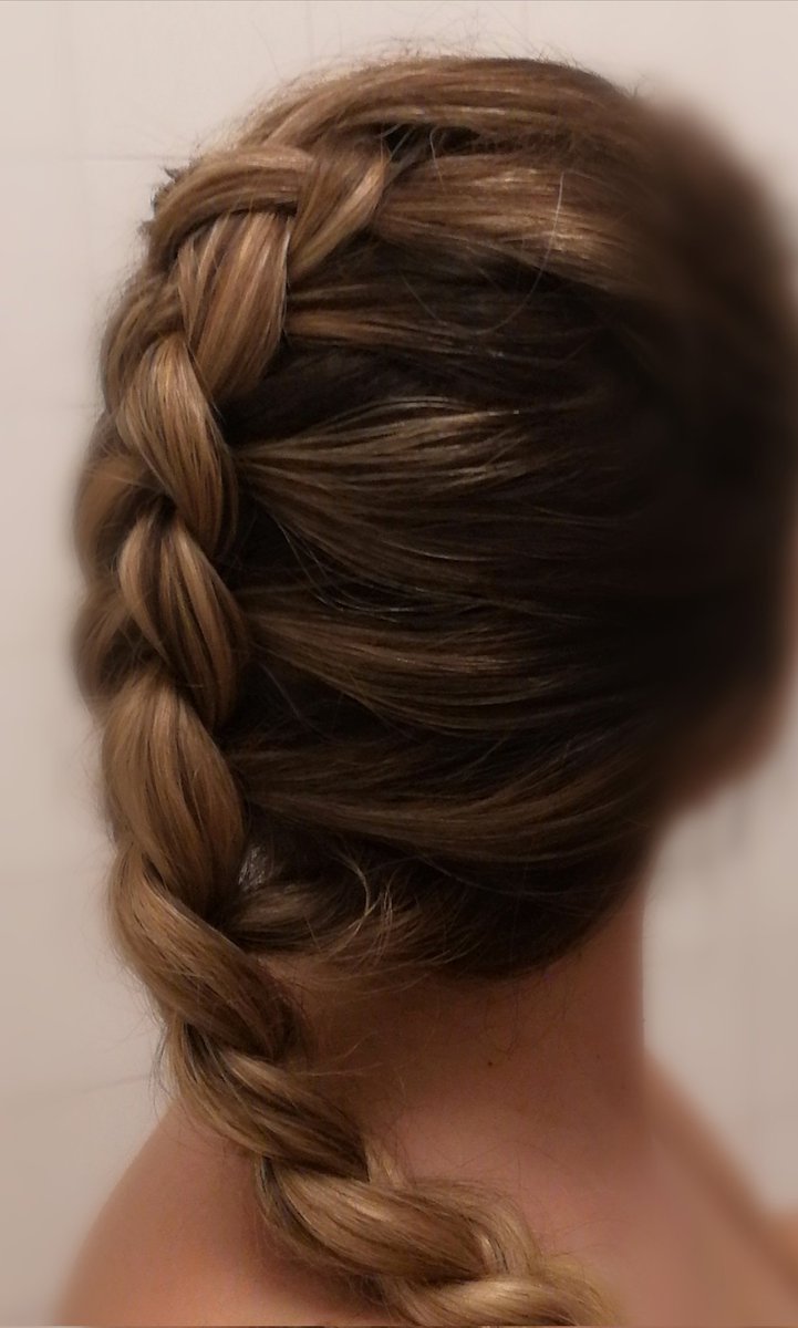 ArleneWokkins's tweet photo. ร part รงa, je sais ENFIN me faire moi-mรชme ce type de tresse #dutchbraid #hairstyle #braidaddict https://t.co/ZMNY6Z3apq
