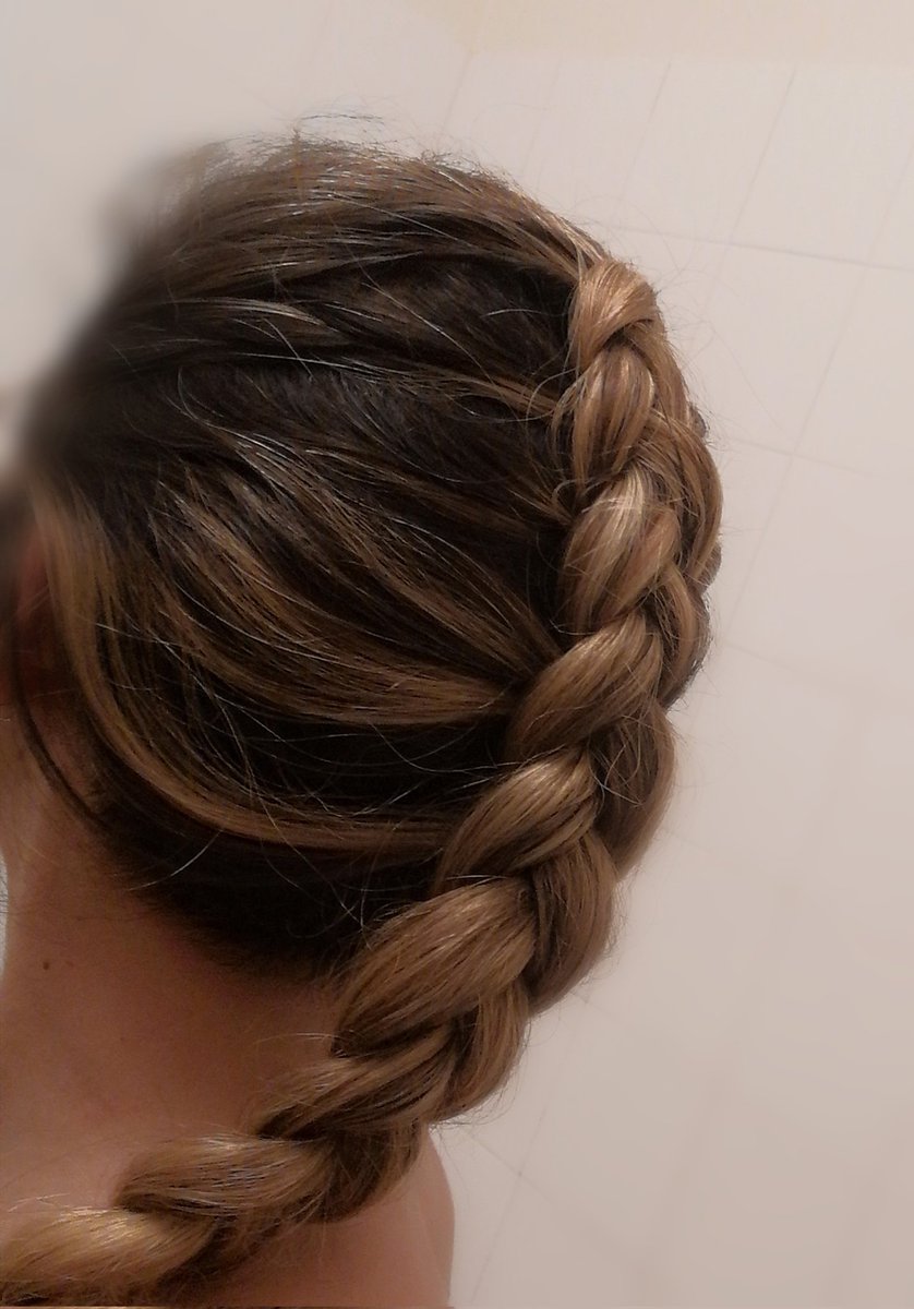 ArleneWokkins's tweet photo. ร part รงa, je sais ENFIN me faire moi-mรชme ce type de tresse #dutchbraid #hairstyle #braidaddict https://t.co/ZMNY6Z3apq