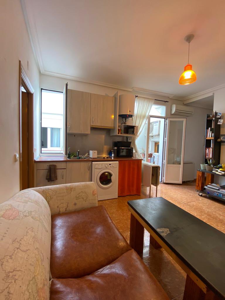 NeohouseMadrid's tweet photo. RE/MAX Urbe Neohouse alquila PISO en el Centro de Madrid.
- 45 m2
- 3 planta con ascensor 
- 1 habitación / 1 baño
Condiciones:
- 1 mes de fianza
- Mes en curso
- 1 mes de honorarios inmobiliarios 
- Contrato de trabajo y nóminas 
#alquiler #Malasaña #madrid #centro https://t.co/lLt2MIvKgK