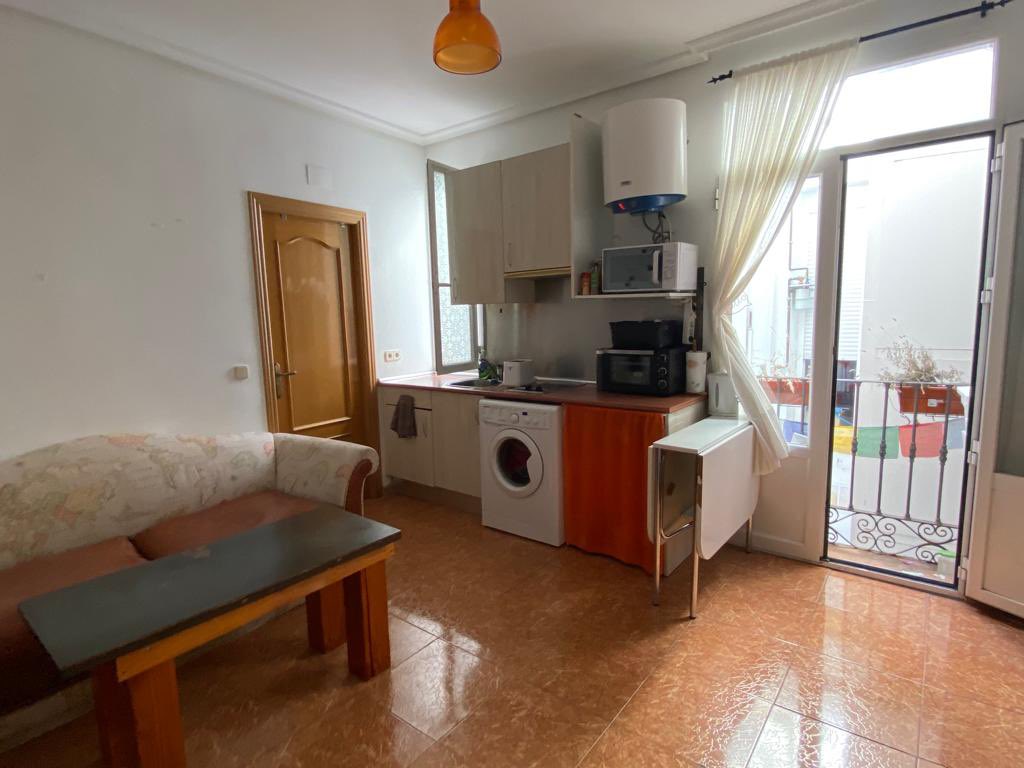 NeohouseMadrid's tweet photo. RE/MAX Urbe Neohouse alquila PISO en el Centro de Madrid.
- 45 m2
- 3 planta con ascensor 
- 1 habitación / 1 baño
Condiciones:
- 1 mes de fianza
- Mes en curso
- 1 mes de honorarios inmobiliarios 
- Contrato de trabajo y nóminas 
#alquiler #Malasaña #madrid #centro https://t.co/lLt2MIvKgK