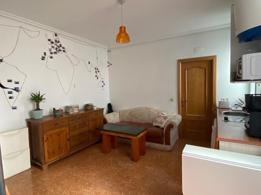 NeohouseMadrid's tweet photo. RE/MAX Urbe Neohouse alquila PISO en el Centro de Madrid.
- 45 m2
- 3 planta con ascensor 
- 1 habitación / 1 baño
Condiciones:
- 1 mes de fianza
- Mes en curso
- 1 mes de honorarios inmobiliarios 
- Contrato de trabajo y nóminas 
#alquiler #Malasaña #madrid #centro https://t.co/lLt2MIvKgK