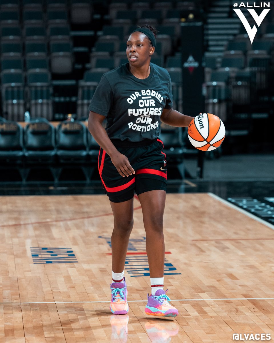 BleacherReport's tweet photo. The Las Vegas Aces wore shirts at practice today that said “Our bodies, our futures, our abortions” and “Bans off our bodies” in protest of the Supreme Court overturning Roe v. Wade on Friday

(via @LVAces) https://t.co/Rpkrqx4Rh6
