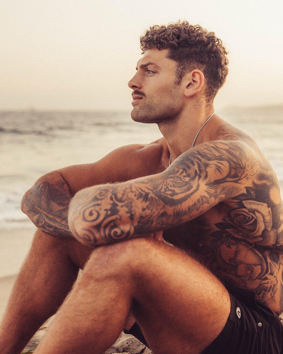 Aaron Maternowski on X: Took some cool pics w @curlierfuq  t.coSrCluofhrp  X