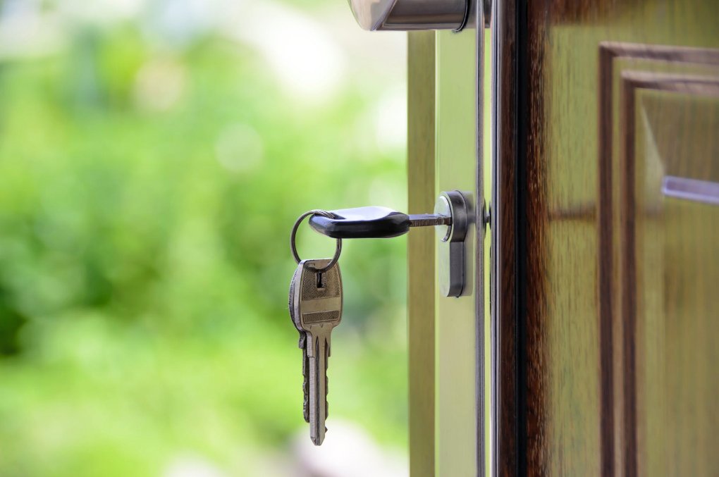broadwaylocks's tweet photo. Have you recently bought a new home? Had a tenant move out of a rental property? What about a former roommate or an ex move out of your property? These are all good reasons to rekey your home! https://t.co/37rIQOIpCX