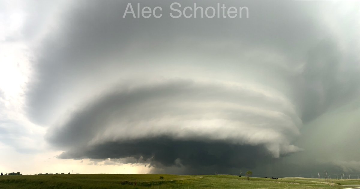 Still in disbelief over what we saw yesterday… The storm structure on the 06-23-22 tornadic supercell north of Ellsworth, KS will go down as Top 5 structure of my chase career thus far