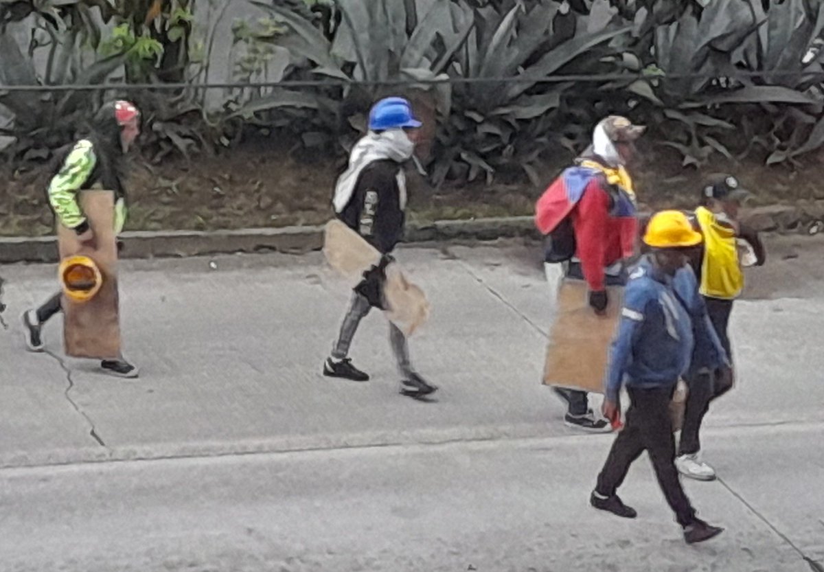 servimecdeligus's tweet photo. #ParoNacionalEC
#NoDisparen
Esto se llama terrorismo ?
Personas admirables que luchan por igualdad 💪🏼
Con cartones e ideología de respeto por un país justo sin mentiras
El pueblo es el violento?
#ParoNacionalEC https://t.co/5AhlhyxIQv