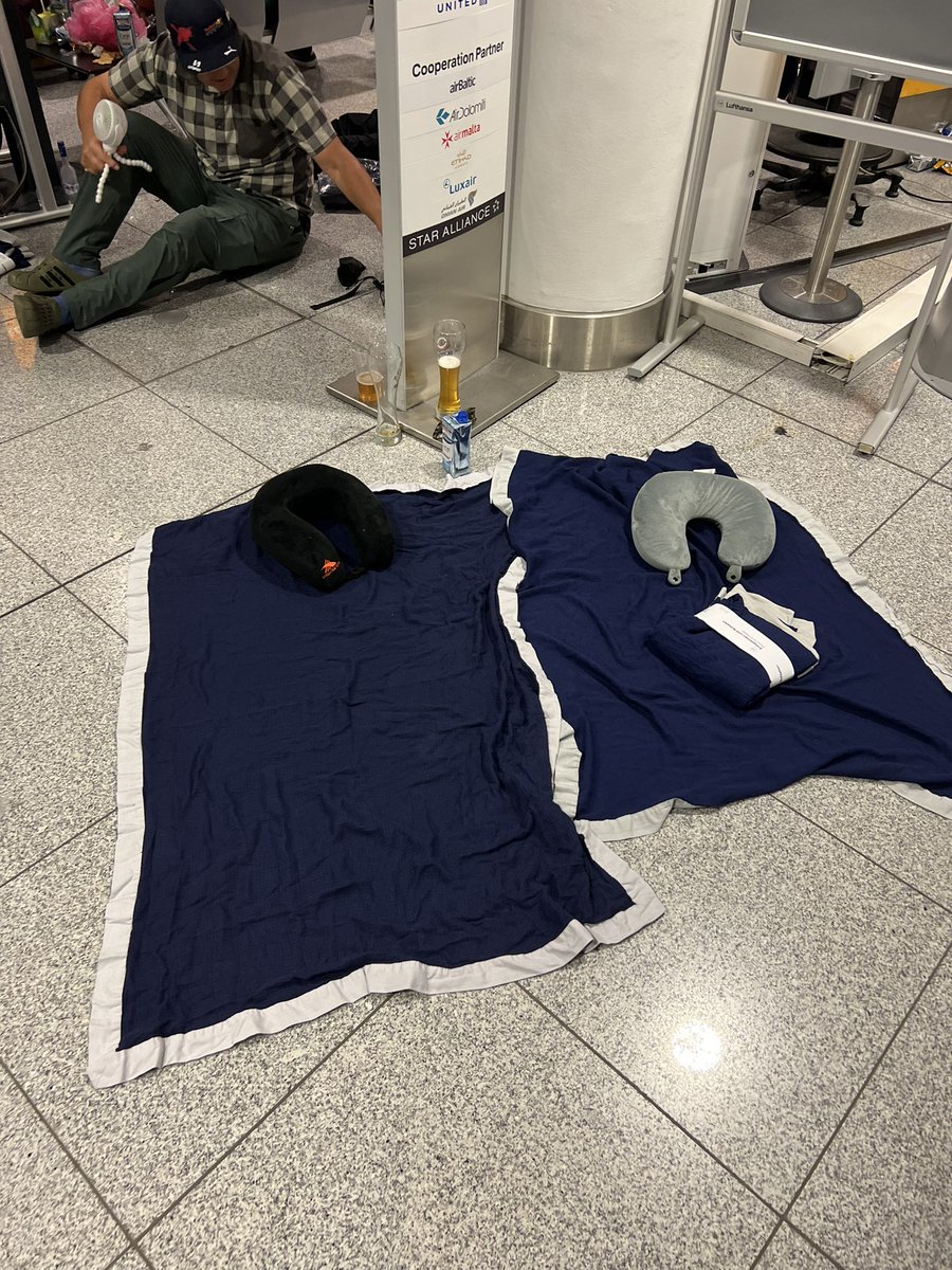 caaiiit_'s tweet photo. Our bed for the night after being trapped in the Munich airport for the last 12 hours bc @lufthansa is wack af https://t.co/ARBIMpasnM