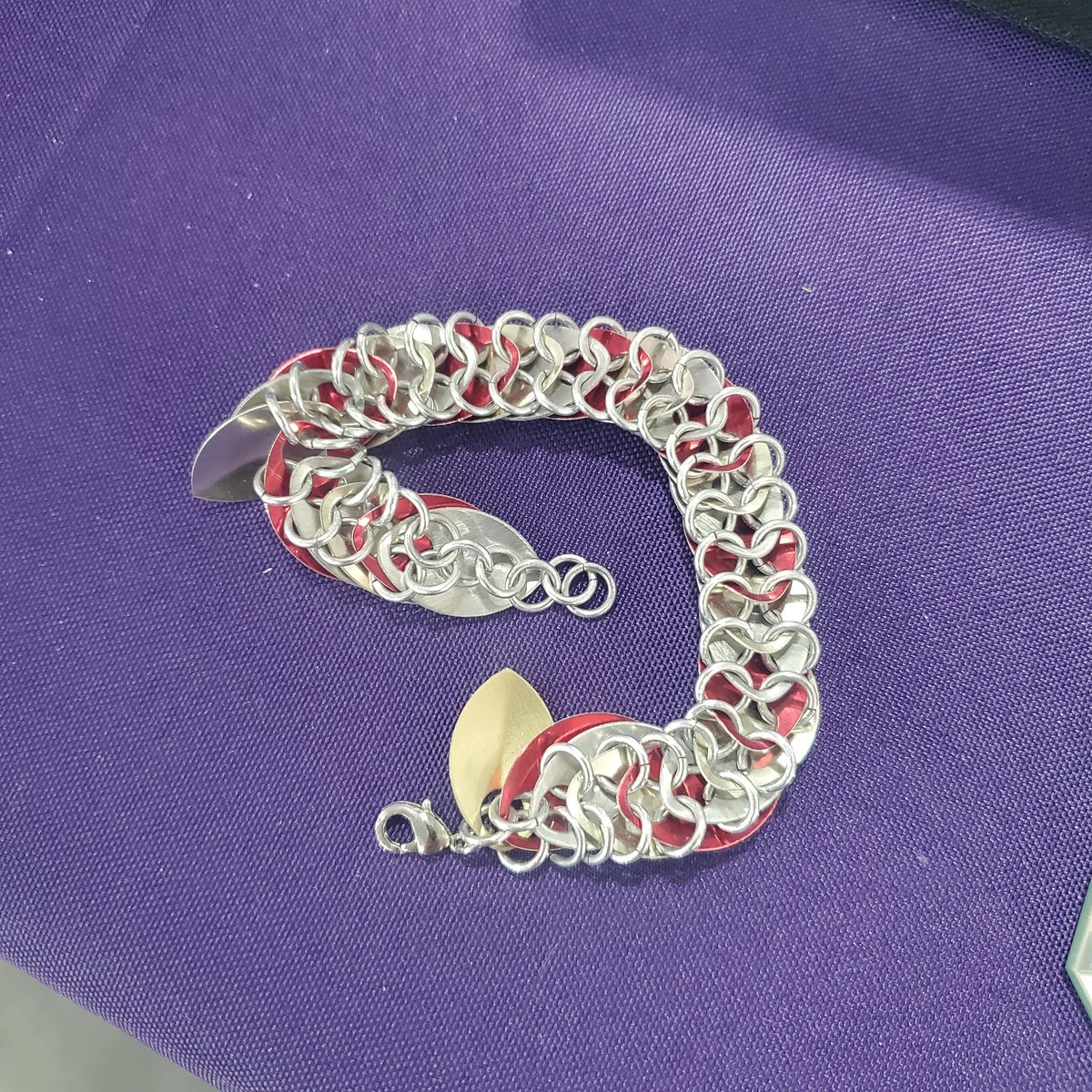 The_Armored_Cat's tweet photo. @Lionroo @LaurasMavrick @Popxhq @BT_ARMISTICE The scales are interlinked with aluminum rings to form the lined pattern. The rubber rings are a good way to make a solid bracelet that stretches for sure! https://t.co/tIEoNBwhLV