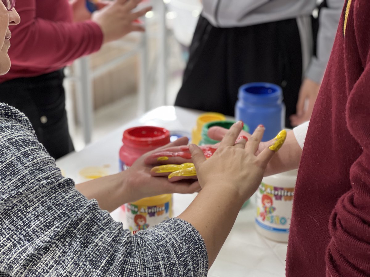 Educacionbogota's tweet photo. 🚀Estuvimos en el Colegio Guillermo León Valencia con la iniciativa #SumaDeSueños. Nuestras niñas, niños y adolescentes del programa #VolverALaEscuela, conocieron los diversos modos en que pueden estar inmersos en dinámicas en trabajo infantil o en riesgo de estarlo.💡 https://t.co/cB6bYiVHms