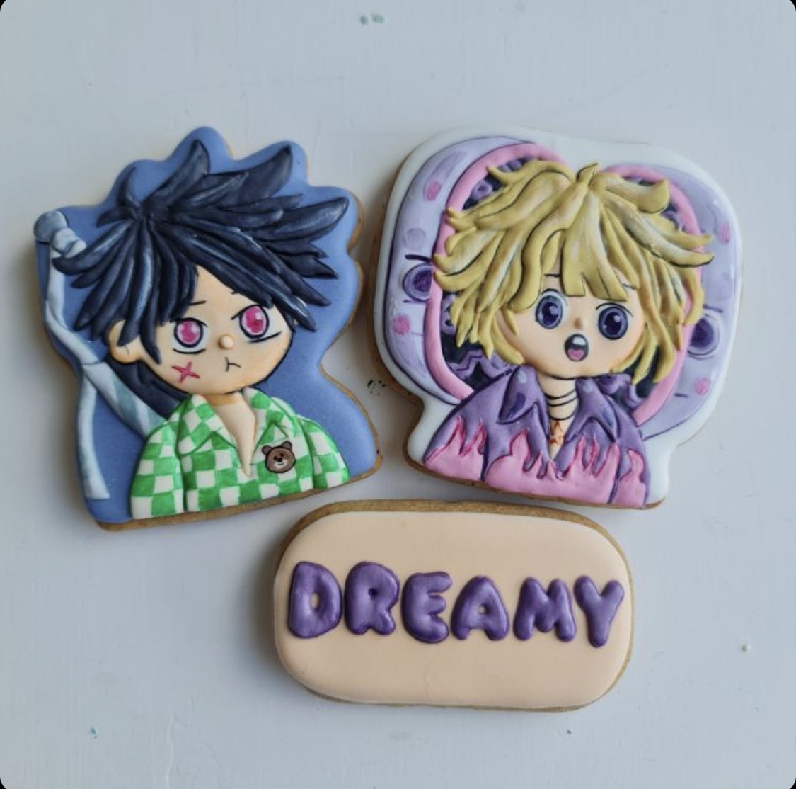 Hi fam! I’m already dreamylisted, but I’m unstoppable, too much of a fan of the project ahaha. Made a dreamy boys cake with especially detailed gingerbread. Hope you like it. ❤️there is a photo with guest appearance from Achilleas 😂 video in the next post👇🧵<a href="/dreamy/">Dreamy</a> <a href="/rarefade/">fade</a>