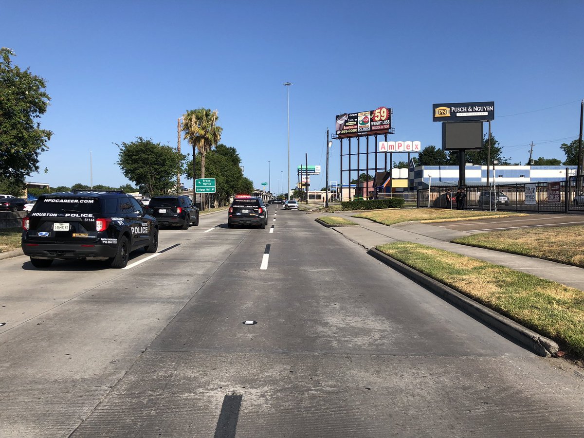 ででで Southeast officers are at a shooting scene 6300 Gulf Freeway