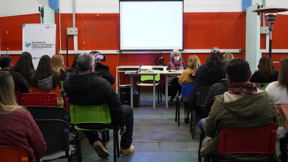 EducacionCyT's tweet photo. 👉 Junto a la Red de Directores de La Matanza, realizamos un encuentro de capacitación para Aspirantes a Cobertura de Cargos Directivos Transitorios y Directores en ejercicio, en el Centro de Innovación Tecnológica de #LaMatanza.

#LaMatanzaCiudadDelAprendizaje https://t.co/Mrzg4o1Jy3