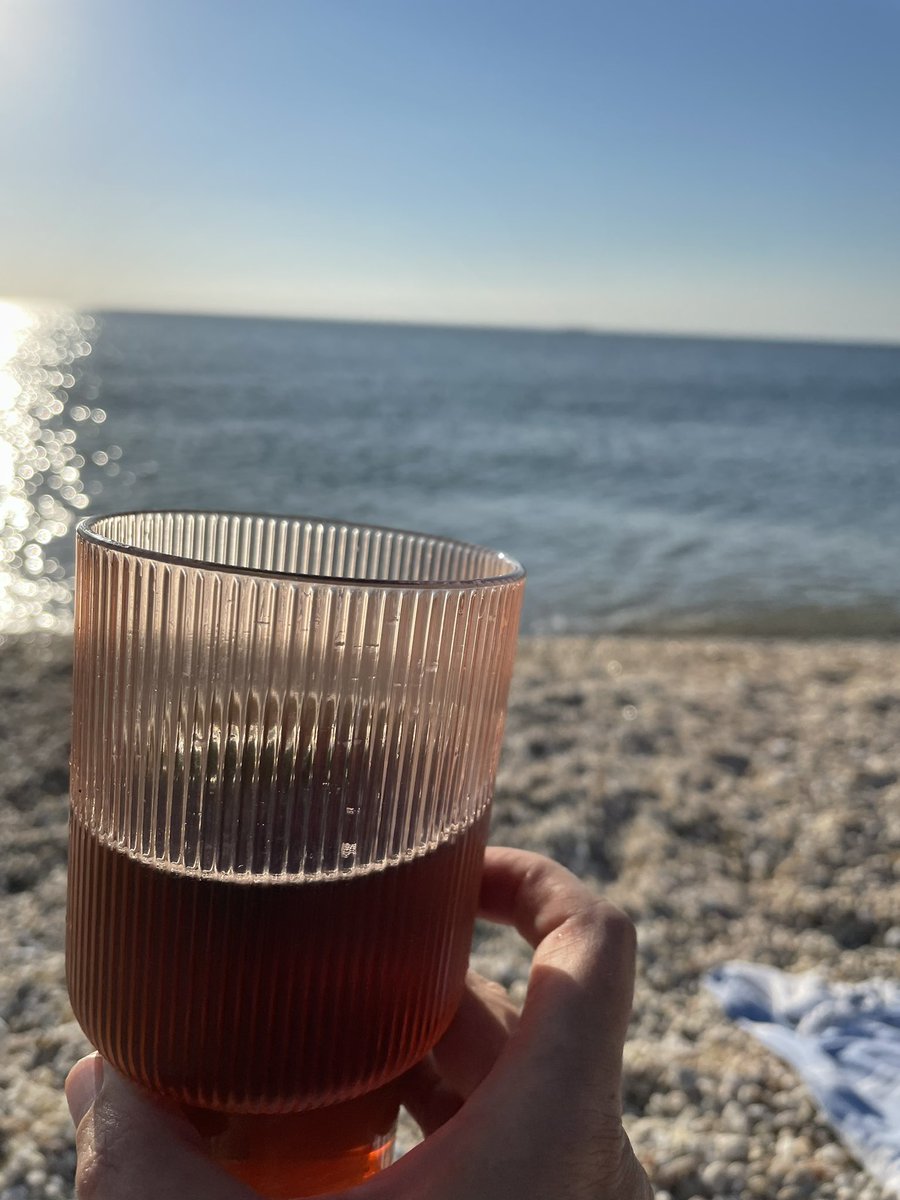 ImogenNYC's tweet photo. Shit day for feminism (to put it mildly), good day for a beer on the beach. #RoeVWade #AbortionRightsAreHumanRights #FuckoffGOP 🤬 https://t.co/66HMJJsLON