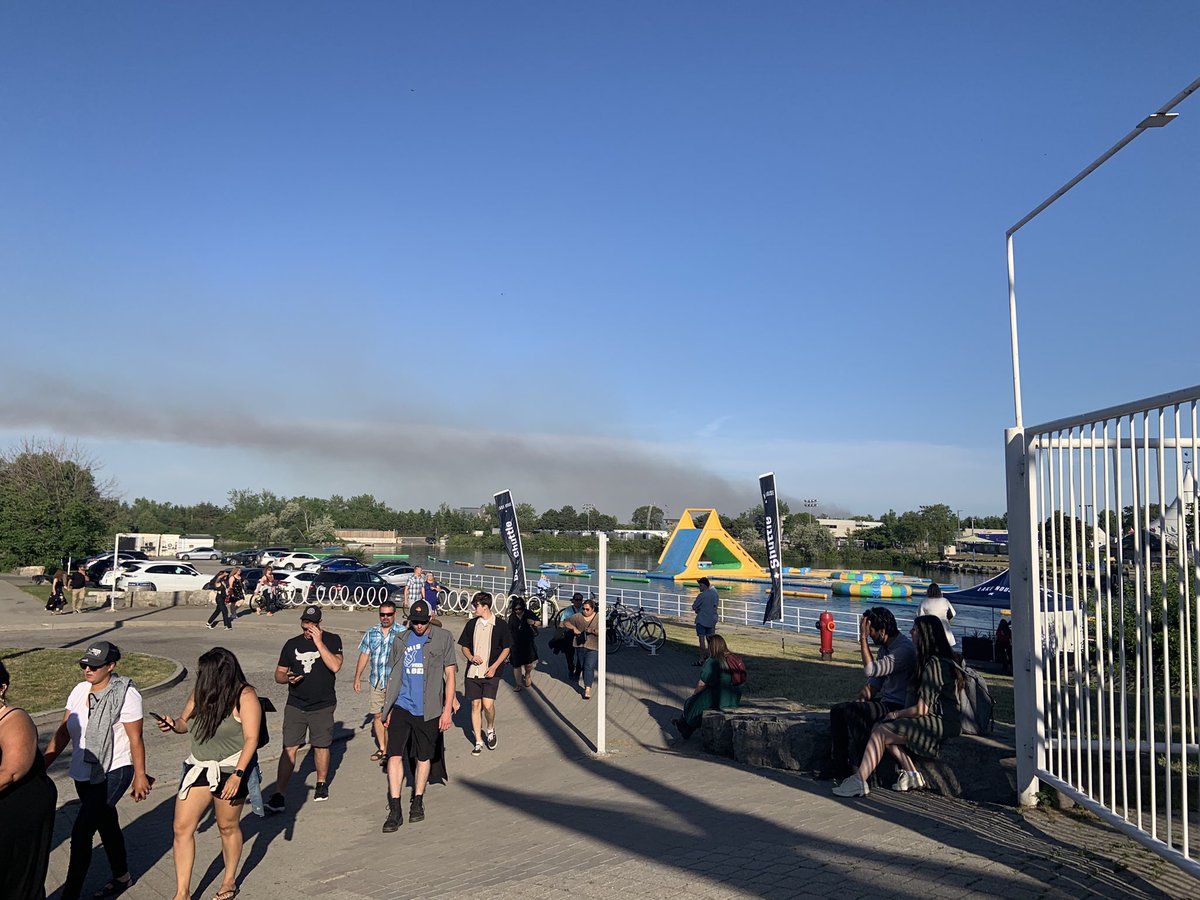 michellemackey's tweet photo. Tons of smoke coming from Toronto Island. You can smell it from Ontario Place. Reports of grass fire via @TPSOperations @CityNewsTO https://t.co/LOFHYu4htx