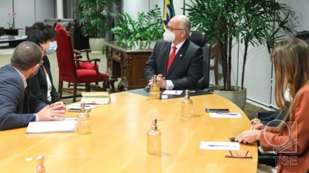 TSEjusbr's tweet photo. Presidente da @TSEjusbr, ministro Edson Fachin, se reuniu na noite desta quinta-feira (23-6) com representantes do Human Rights Watch (@humanrightsbra) para debater a paz e a segurança nas #Eleições2022: https://t.co/b0CCEa7qMP 👥 https://t.co/GyQK0IhpX2