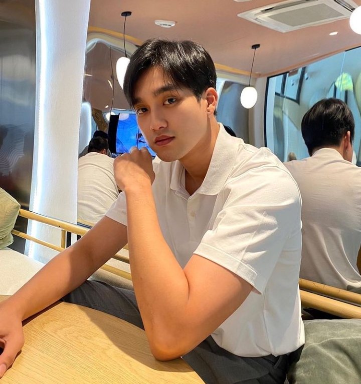 Actualização de instagram de <a href="/FirstTmr/">First Thammarat</a> 🖤

Who else misses him?! 🥺
#youremyskytheseries
