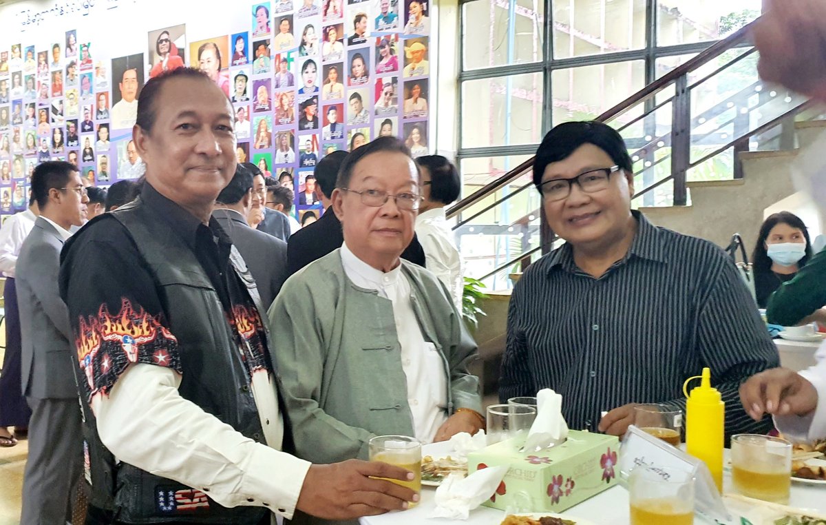 ဇြန္လ ၂၇ ရက္ေန႔က ျမန္မာႏိုင္ငံဂီတေန႔ျဖစ္တယ္
အႀကိဳေဖ်ာ္ေျဖပြဲကို 
ျမန္မာႏိုင္ငံဂီတအစည္းအရုံး(ဗဟို) နာယက ဦးတင္ဦးေလး
ေတးသံရွင္ သန္းျမတ္စိုးတိုနဲ႔အတူ
ျပည္ေထာင္စုဖခင္ႀကီးတက္ေရာက္
ျပန္ဝန္ ဦးေမာင္ေမာင္အုန္း အဖြင့္အမွာစကားေျပာ
