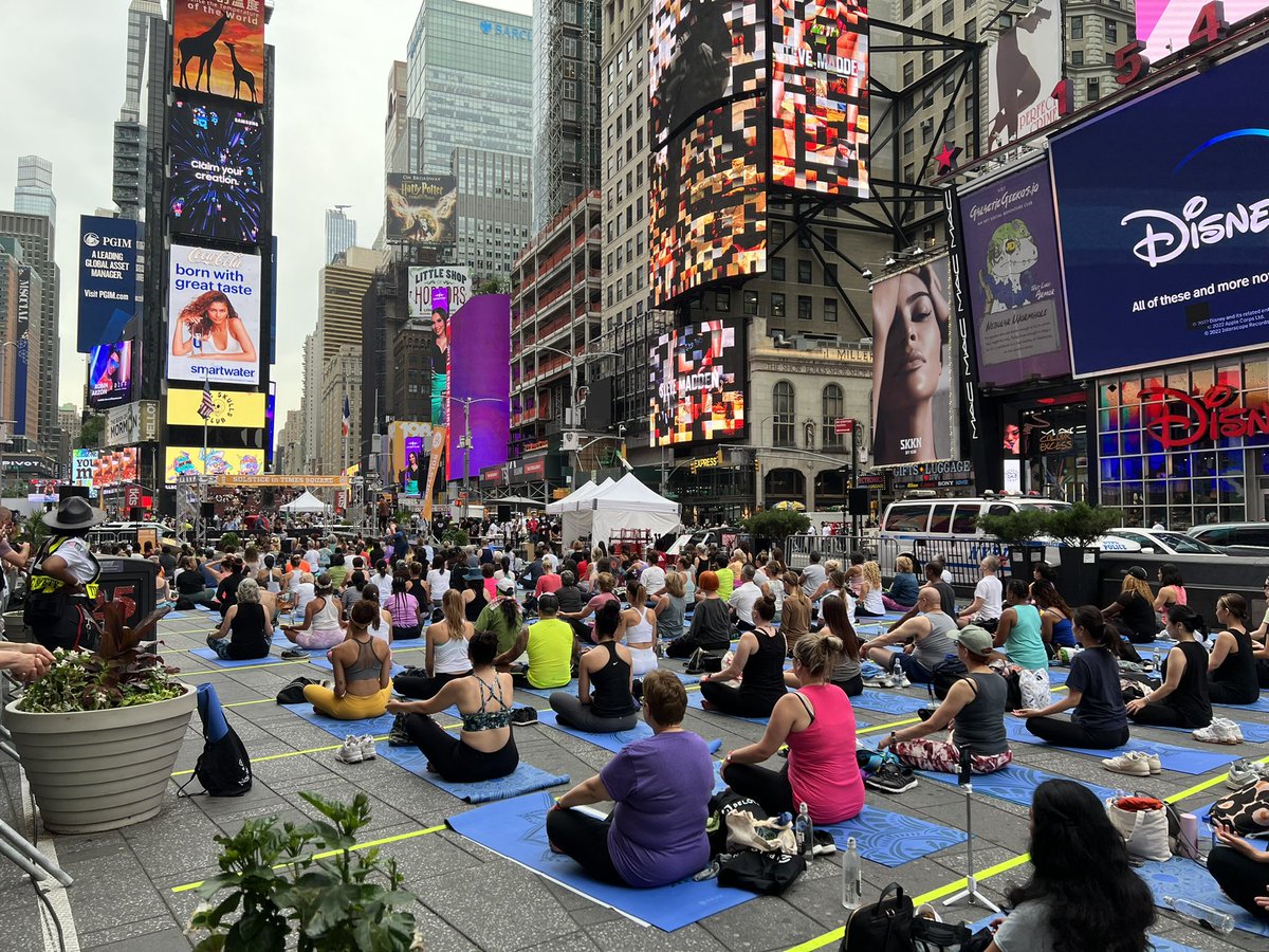 alphagirlclub's tweet photo. What an incredible week in the heart of New York, @TimesSquareNYC. Thousands of people from all over the world got together to celebrate summer solstice by participating in yoga.

Join us and be part of the community: https://t.co/yYMKyr1Agj https://t.co/9TSDeS30ZK