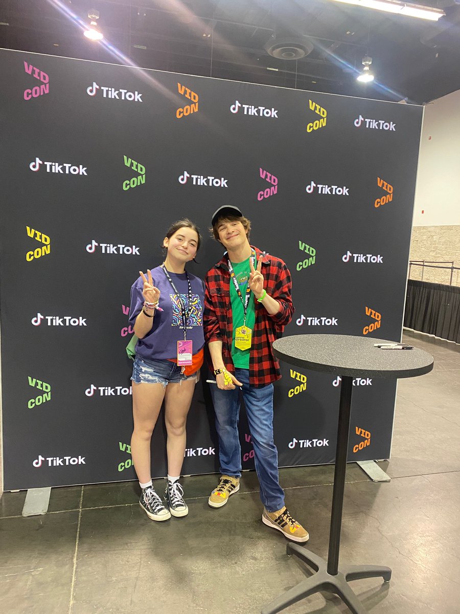 roshambo28_'s tweet photo. #vidcon met the one and only.                       photo creds: @maisielul https://t.co/XwXG1zFOeF