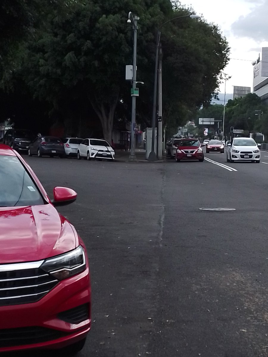 AndreaMezaRdrgz's tweet photo. Buenas tardes, @UCS_GCDMX @OVIALCDMX @locatel_mx @BJAlcaldia @SSC_CDMX Quisiera reportar para que se tomen medidas necesarias, estacionamiento prohibido sobre Av.Universidad, entre Miguel Laurent y Pilares, promovido por el valet parking de la empresa #Teikit https://t.co/CozOxKqyZa