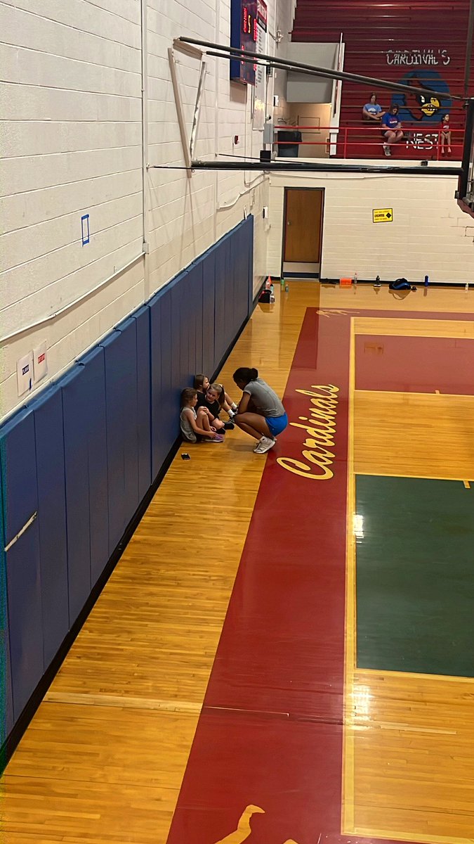 This is what it’s all about here. 

Acts of kindness are so simple, yet they have the ability to change the course of someone’s day.

Caught one of our very own building up one of our future Cardinals. 

Keep being you <a href="/mercedezbrownn/">mercedez</a>. 

#ClintonALLIN
#CardinalPride

🔵⚪️🔴🐦🤝